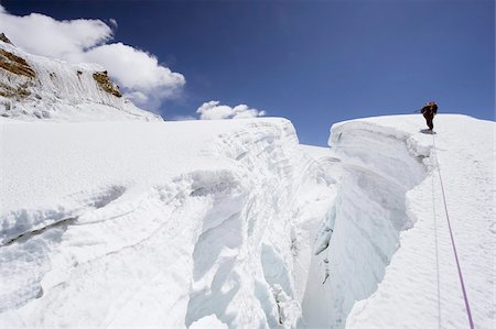 Mountain guide traversing a crevasse, Island Peak, 6189m, Solu Khumbu Everest Region, Sagarmatha National Park, Himalayas, Nepal, Asia Foto de stock - Direito Controlado, Número: 841-03672836