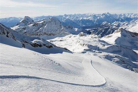 simsearch:841-03066141,k - Skiers skiing on a ski run, mountain scenery in Cervinia ski resort, Cervinia, Valle d'Aosta, Italian Alps, Italy, Europe Fotografie stock - Rights-Managed, Codice: 841-03672916