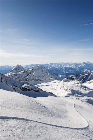 Skiers skiing on a ski run, mountain scenery in Cervinia ski resort, Cervinia, Valle d'Aosta, Italian Alps, Italy, Europe Fotografie stock - Rights-Managed, Codice: 841-03672918