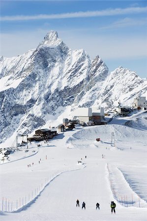 Skieurs ski sur une piste de ski, des paysages de montagne à Cervinia ski resort, Cervinia, Val d'Aoste, Alpes italiennes, Italie, Europe Photographie de stock - Rights-Managed, Code: 841-03672920