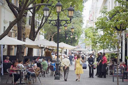 Couple walking past outdoor restaurants, colonial district, UNESCO World Heritage Site, Santo Domingo, Dominican Republic, West Indies, Caribbean, Central America Foto de stock - Con derechos protegidos, Código: 841-03672950