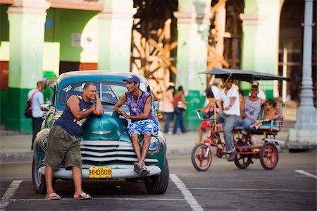 simsearch:841-03672780,k - Men relaxing on a 1950s classic American car, Central Havana, Cuba, West Indies, Caribbean, Central America Foto de stock - Con derechos protegidos, Código: 841-03672982