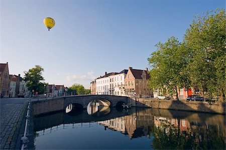 Hot air balloon floating over rooftops, houses reflected in a canal, old town, UNESCO World Heritage Site, Bruges, Flanders, Belgium, Europe Foto de stock - Con derechos protegidos, Código: 841-03673017