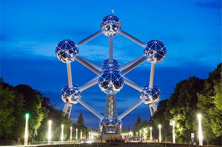 1958 Exposition universelle, Atomium modèle d'une molécule de fer, éclairée la nuit, Bruxelles, Belgique, Europe Photographie de stock - Rights-Managed, Code: 841-03673018