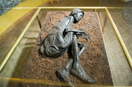 simsearch:841-03673020,k - Preserved body of the Tollund Man, hung to death in 300 BC, Silkeborg Museum, Silkeborg, Jutland, Denmark, Scandinavia, Europe Foto de stock - Con derechos protegidos, Código: 841-03673027