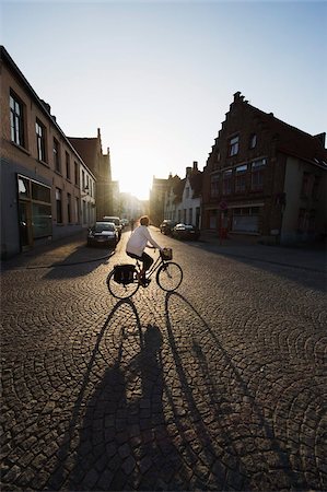 Coucher du soleil et l'ombre d'un cycliste sur pavées rue, vieille ville, patrimoine mondial de l'UNESCO, Bruges, Flandre, Belgique, Europe Photographie de stock - Rights-Managed, Code: 841-03673048