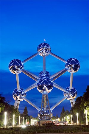 1958 Exposition universelle, Atomium modèle d'une molécule de fer, éclairée la nuit, Bruxelles, Belgique, Europe Photographie de stock - Rights-Managed, Code: 841-03673076