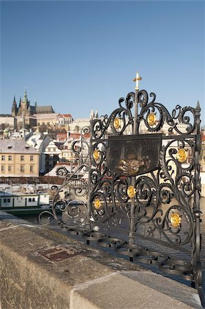 prager schloss - St. Johannes von Nepomuk (Jan Nepomucký) Schrein mit Kreuz auf der Karlsbrücke mit Schnee bedeckten Prager Burg und Mala Strana in Hintergrund, UNESCO-Weltkulturerbe, Prag, Tschechische Republik, Europa Stockbilder - Lizenzpflichtiges, Bildnummer: 841-03673079