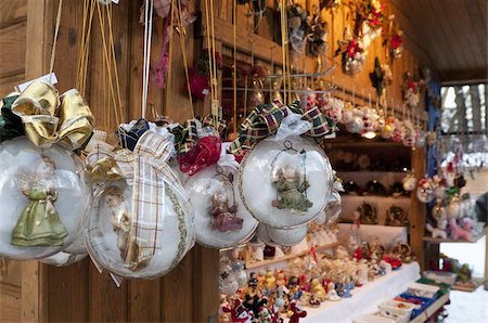 snow ball - Christmas decorations of angels in glass balls at stall, Christmas Market at Schlosspark, Steyr, Oberosterreich (Upper Austria), Austria, Europe Foto de stock - Con derechos protegidos, Código: 841-03673084