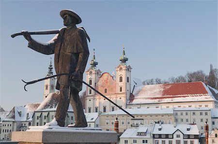 simsearch:841-05795381,k - Statue honouring townspeople and Baroque Michaelerkirche church dating from 1635 at sunset, Steyr, Oberosterreich (Upper Austria), Austria, Europe Stock Photo - Rights-Managed, Code: 841-03673090