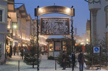 Main entrance to Christkindlmarkt (Christmas Market), Marktstrasse at twilight, Bad Tolz spa town, Bavaria, Germany, Europe Foto de stock - Con derechos protegidos, Código: 841-03673114