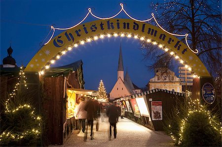 entranced - Sign over gate and stalls, Christmas Market (Christkindlmarkt) on Kapellplatz Square, at twilight, Altotting, Bavaria, Germany, Europe Foto de stock - Con derechos protegidos, Código: 841-03673118