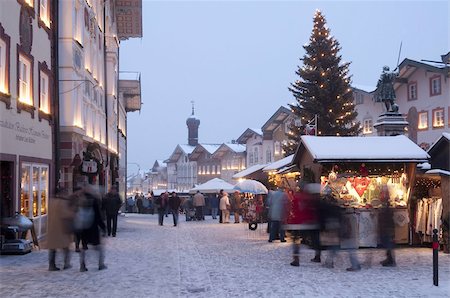 Christmas Market, Christmas tree with stalls and people at Marktstrasse at twilight in the spa town of Bad Tolz, Bavaria, Germany, Europe Stock Photo - Rights-Managed, Code: 841-03673128