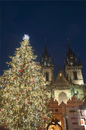 stare mesto - Gothic Tyn Church, Christmas tree at twilight in Old Town Square, Stare Mesto, Prague, Czech Republic, Europe Foto de stock - Con derechos protegidos, Código: 841-03673122