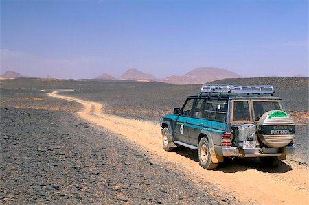 Jeep driving on stone desert, Akakus, Sahara desert, Fezzan, Libya, North Africa, Africa Foto de stock - Con derechos protegidos, Código: 841-03673305