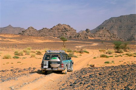 Jeep driving on desert road, Akakus, Sahara desert, Fezzan, Libya, North Africa, Africa Fotografie stock - Rights-Managed, Codice: 841-03673394