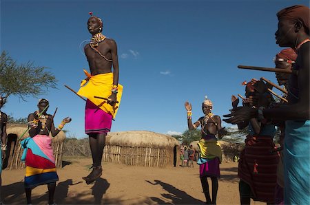 stammesangehöriger (männlich und weiblich) - Samburu Stammesangehörigen Durchführung traditionellen Tanz, Loisaba Wildnis Conservancy, Laikipia, Kenia, Ostafrika, Afrika Stockbilder - Lizenzpflichtiges, Bildnummer: 841-03673565