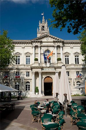 A cafe in front of the Hotel de Ville in Avignon, Vaucluse, Provence, France, Europe Foto de stock - Direito Controlado, Número: 841-03867820