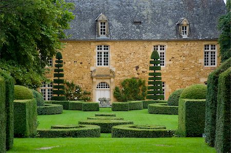 The manor house surrounded by topiary in Les Jardin du Manoir D'Eyrignqac in Salignac, Dordogne, France, Europe Stock Photo - Rights-Managed, Code: 841-03867834