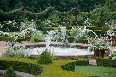 simsearch:841-05846287,k - Fountains, ponds and white roses in the White Garden at Les Jardins du Manoir D'Eyrignqac in Salignac, Dordogne, France, Europe Stock Photo - Rights-Managed, Code: 841-03867835