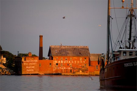 La vieille peinture de bâtiment d'usine dans le port de Gloucester, Massachusetts, New England, États-Unis d'Amérique, l'Amérique du Nord Photographie de stock - Rights-Managed, Code: 841-03867844