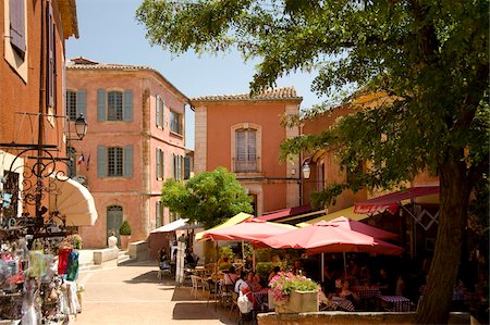 The hilltop ochre coloured village of Roussillon, Vaucluse, Provence, France, Europe Foto de stock - Con derechos protegidos, Código: 841-03867871