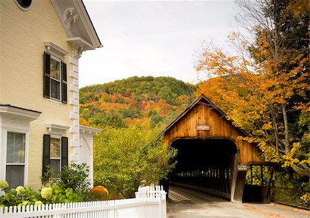 Mittlere Brücke, eine überdachte Holzbrücke, umgeben von Herbstlaub in der malerischen Stadt Woodstock, Vermont, New England, Vereinigte Staaten von Amerika, Nordamerika Stockbilder - Lizenzpflichtiges, Bildnummer: 841-03867901