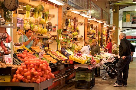 sevilla - Grocer's and customers, Triana Market, Seville, Andalucia, Spain, Europe Foto de stock - Con derechos protegidos, Código: 841-03868116
