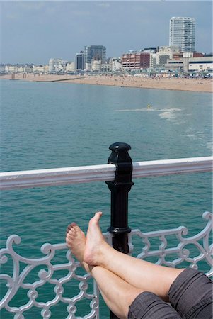 Fuß-Sonnenbaden auf dem Pier, Brighton, Sussex, England, Vereinigtes Königreich, Europa Stockbilder - Lizenzpflichtiges, Bildnummer: 841-03868135