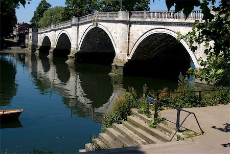 simsearch:841-02710689,k - The bridge over the Thames at Richmond, Surrey, England, United Kingdom, Europe Fotografie stock - Rights-Managed, Codice: 841-03868165