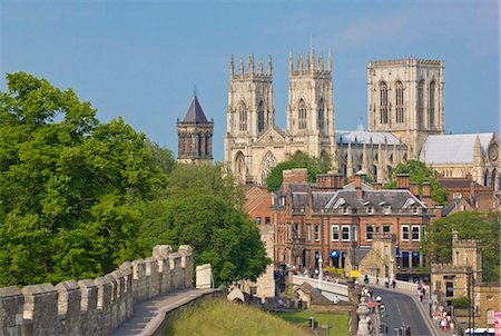 York Minster, plus grande cathédrale gothique d'Europe du Nord et une partie des murailles historiques le long de la Station Road, York, Yorkshire, Angleterre, Royaume-Uni, Europe Photographie de stock - Rights-Managed, Code: 841-03868221