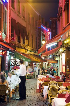 estrecho (angosto) - En plein air à manger dans la rue étroite de restaurants, Bruxelles, Belgique, Europe Photographie de stock - Rights-Managed, Code: 841-03868383