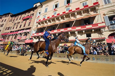 Riders racing at El Palio horse race festival, Piazza del Campo, Siena, Tuscany, Italy, Europe Foto de stock - Con derechos protegidos, Código: 841-03868506