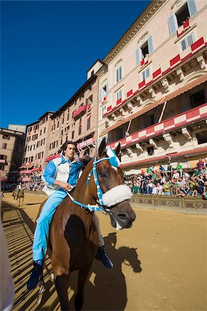 piazza del campo - Rider at El Palio horse race festival, Piazza del Campo, Siena, Tuscany, Italy, Europe Foto de stock - Con derechos protegidos, Código: 841-03868501