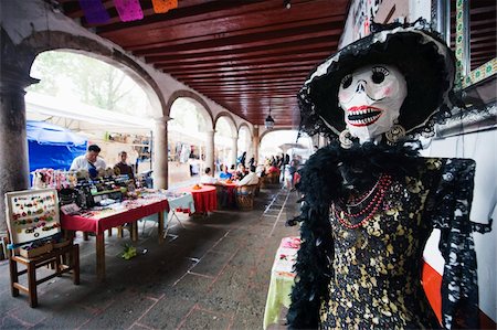 Skeleton figure, market during Day of the Dead festival, Patzcuaro, Michoacan state, Mexico, North America Foto de stock - Direito Controlado, Número: 841-03868569