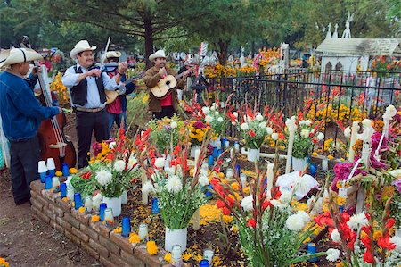 sepultura - Mariachi group playing at a flower covered grave, Dia de Muertos (Day of the Dead) celebrations in a cemetery in Tzintzuntzan, Lago de Patzcuaro, Michoacan state, Mexico, North America Foto de stock - Con derechos protegidos, Código: 841-03868570