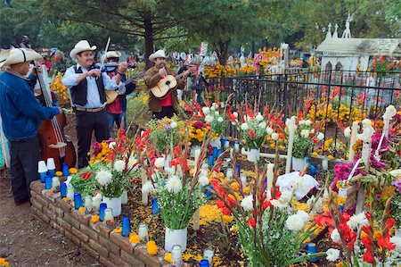 sepultura - Groupe de mariachi jouant sur une fleur couverte grave, célébrations de Dia de Muertos (jour des morts) dans un cimetière de Tzintzuntzan, Lago de Patzcuaro, Etat de Michoacan, au Mexique, en Amérique du Nord Photographie de stock - Rights-Managed, Code: 841-03868570