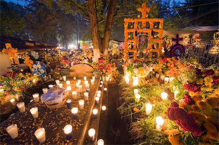 sepultura - Une tombe de chandelles, célébrations de Dia de Muertos (jour des morts) dans un cimetière de Tzintzuntzan, Lago de Patzcuaro, Etat de Michoacan, au Mexique, en Amérique du Nord Photographie de stock - Rights-Managed, Code: 841-03868572