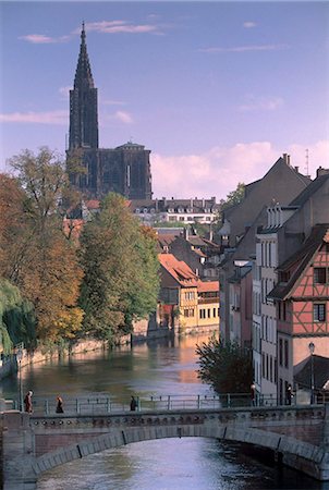 strasbourg - The Ponts Couverts (Covered-bridges) dating from the 14th century, over the River Ill, part of the Grande Ile, UNESCO World Heritage Site, with Petite France quarter and Cathedral in background, Strasbourg, Alsace, France, Europe Foto de stock - Con derechos protegidos, Código: 841-03869413