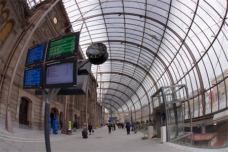 railway station in france - The new Strasbourg train station glass roof, built for the new high-speed rail line TGV Est, opened in 2007. Strasbourg, Alsace, France, Europe Foto de stock - Con derechos protegidos, Código: 841-03869425