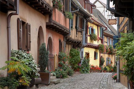 A street with traditional half-timbered houses in the charming village of  Eguisheim, Alsatian Wine Road, Haut Rhin, Alsace, France, Europe Foto de stock - Con derechos protegidos, Código: 841-03869437
