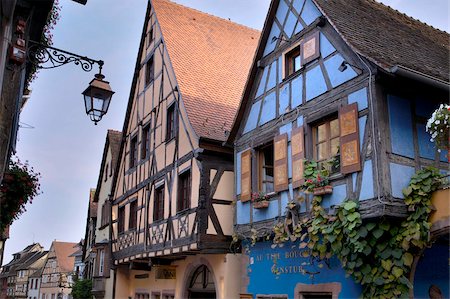 Les maisons à pans de bois le long de la rue Charles de Gaulle à Riquewihr, la plupart a visité le village des route des vins d'Alsace, Alsace, France, Europe Photographie de stock - Rights-Managed, Code: 841-03869478
