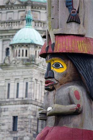 Totem wissen am Parlamentsgebäude Gründe, Victoria, Vancouver Island, British Columbia, Kanada, Nordamerika Stockbilder - Lizenzpflichtiges, Bildnummer: 841-03869600