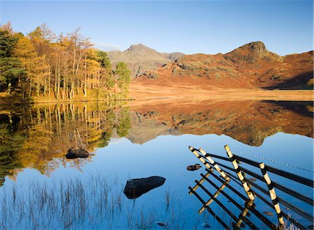 simsearch:841-05782371,k - Langdale Pikes reflected in a mirror like Blea Tarn in the early morning, Lake District National Park, Cumbria, England, United Kingdom, Europe Foto de stock - Con derechos protegidos, Código: 841-03869937