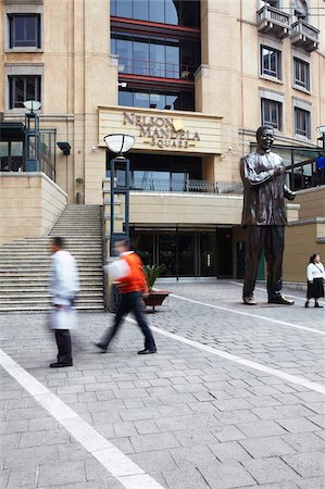 sandton - People walking through Nelson Mandela Square, Sandton, Johannesburg, Gauteng, South Africa, Africa Foto de stock - Con derechos protegidos, Código: 841-03870039