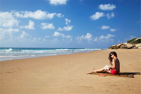 Femme lisant sur la plage, Tofo, Inhambane, au Mozambique, Afrique Photographie de stock - Rights-Managed, Code: 841-03870131