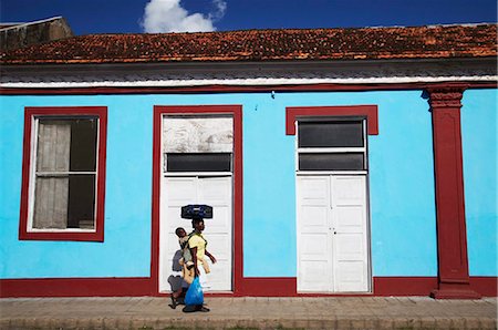 single storey - Woman walking past colourful house, Inhambane, Mozambique, Africa Foto de stock - Con derechos protegidos, Código: 841-03870140