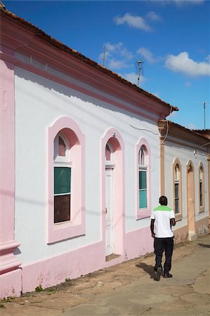 Homme en passant devant les maisons colorées, Inhambane, au Mozambique, Afrique Photographie de stock - Rights-Managed, Code: 841-03870141