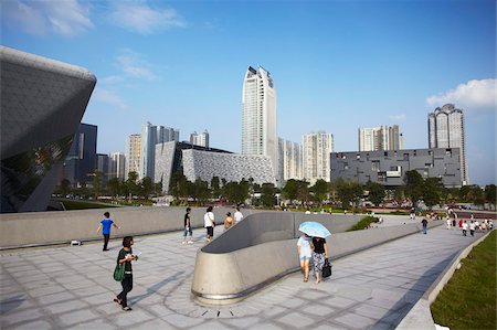 simsearch:841-06806727,k - Personnes marchant dans Zhujiang New Town area, Guangzhou, Guangdong, Chine, Asie Photographie de stock - Rights-Managed, Code: 841-03870174