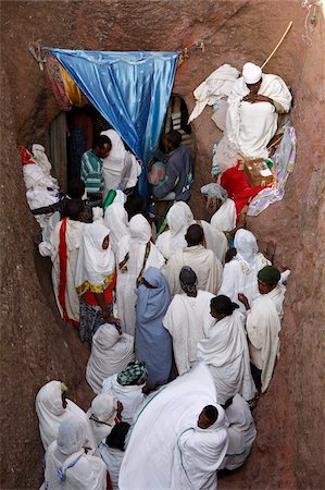 saint-georges - Pèlerins la queue pour recueillir l'eau de la rivière du Jourdain le printemps à Bieta Ghiorghis (maison de Saint-Georges) églises de Lalibela, Wollo, Ethiopie, Afrique Photographie de stock - Rights-Managed, Code: 841-03870575